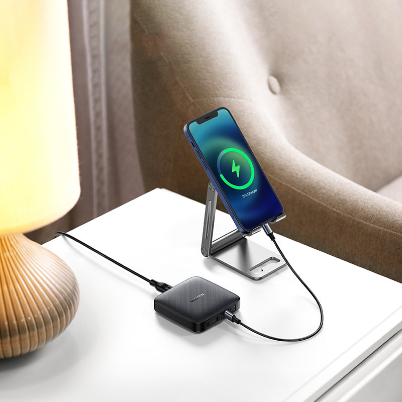 UGREEN Ugreen 100W PD Reseladdare 3x USB-C / 1x USB-A Svart